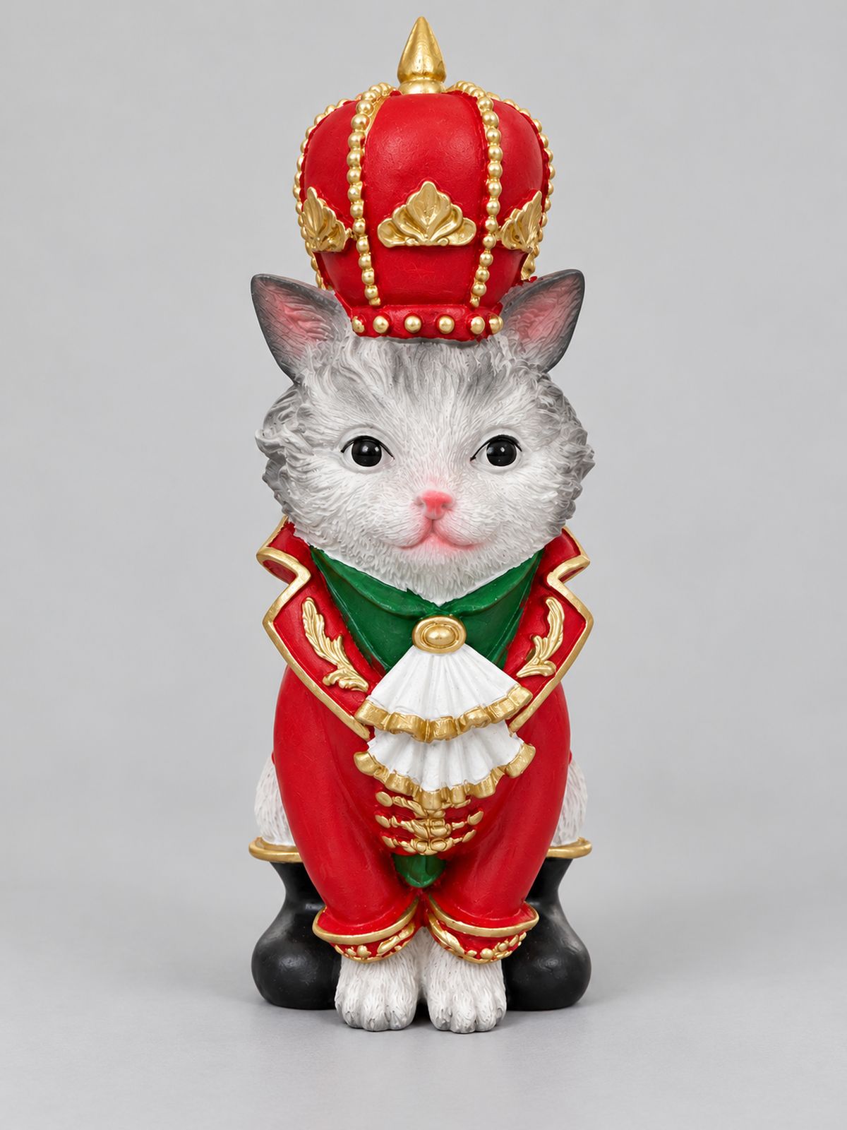 Figurine Chat élégant de 21 cm, costume rouge et couronne dorée, sur fond gris clair.