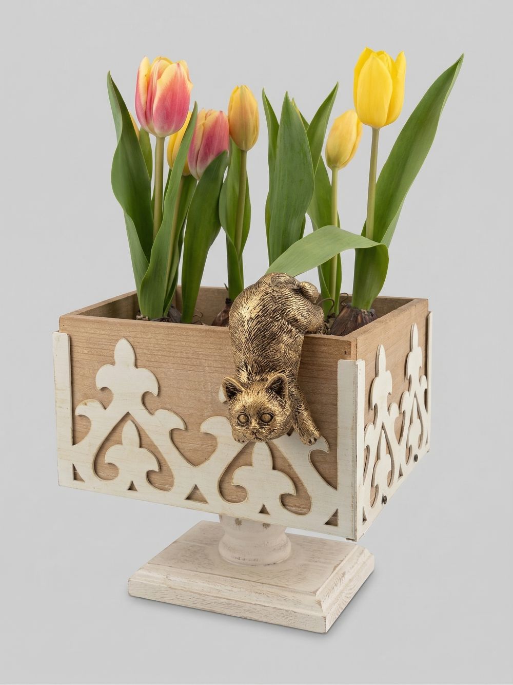 Chat grimpeur décoratif or vieilli accroché à un rebord dans une ambiance de décoration shabby chic romantique et poétique