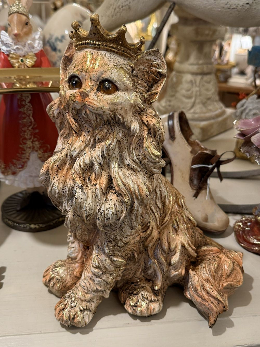 Figurine chat persan décoratif couronné beige ivoire et doré, style shabby chic romantique, décoration de charme poétique et féérique