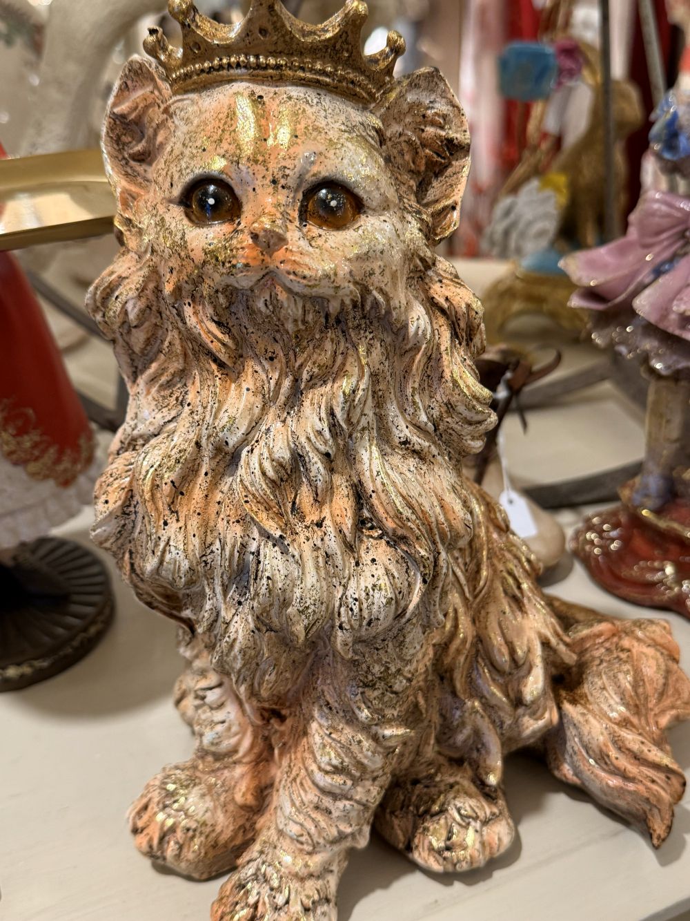 Figurine chat persan décoratif couronné beige ivoire et doré, style shabby chic romantique, décoration de charme poétique et féérique