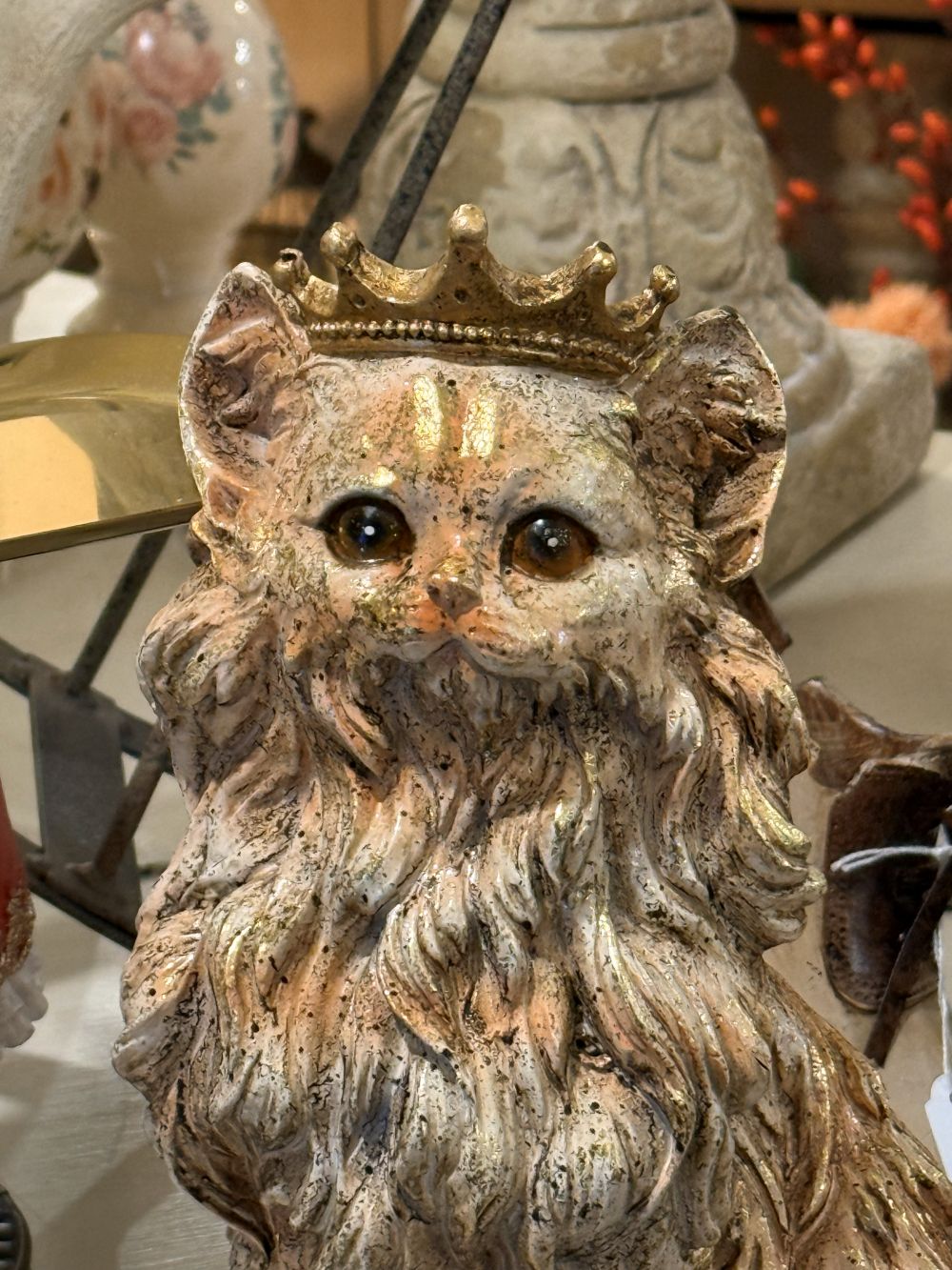 Figurine chat persan décoratif couronné beige ivoire et doré, style shabby chic romantique, décoration de charme poétique et féérique