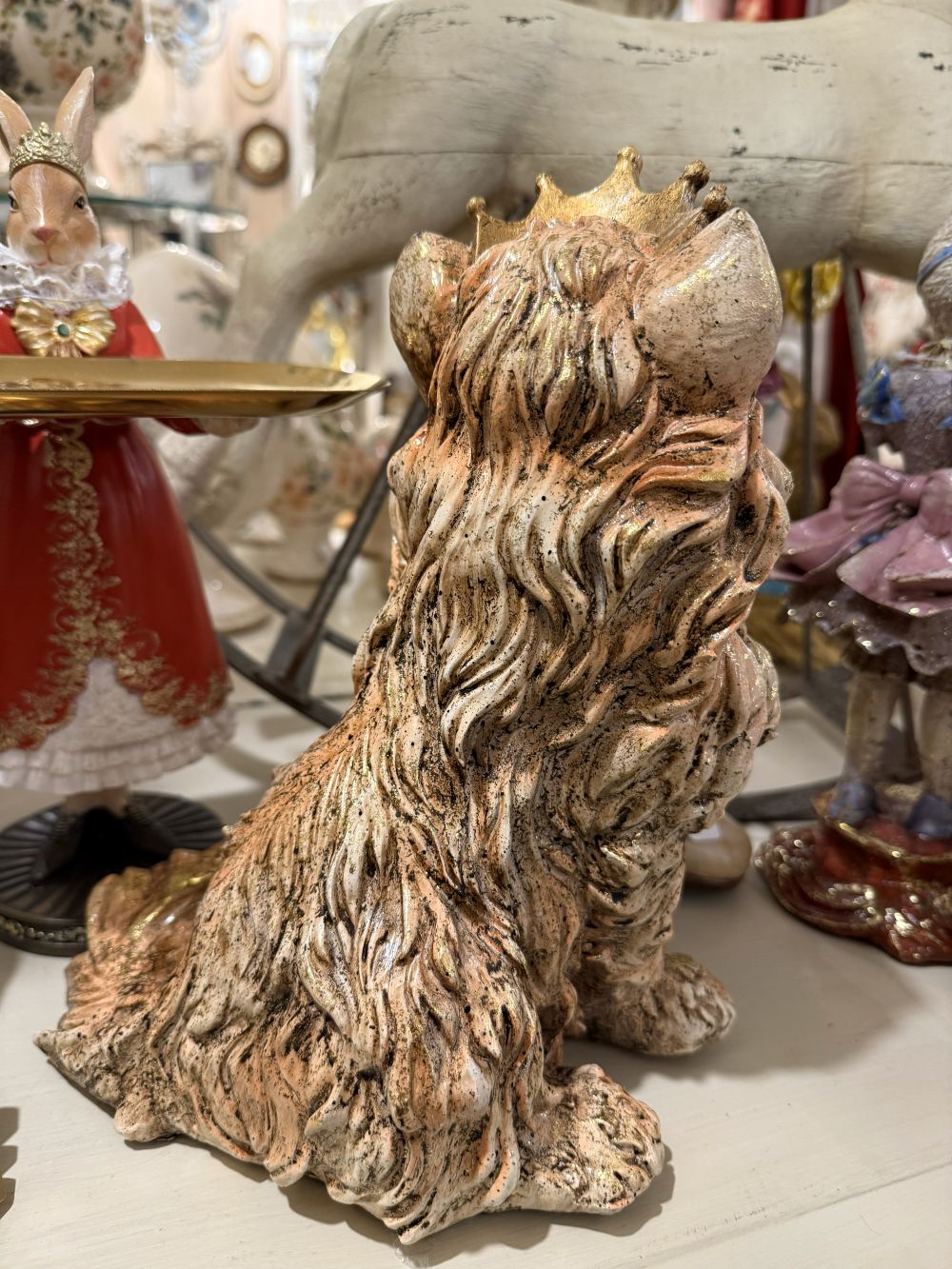 Figurine chat persan décoratif couronné beige ivoire et doré, style shabby chic romantique, décoration de charme poétique et féérique