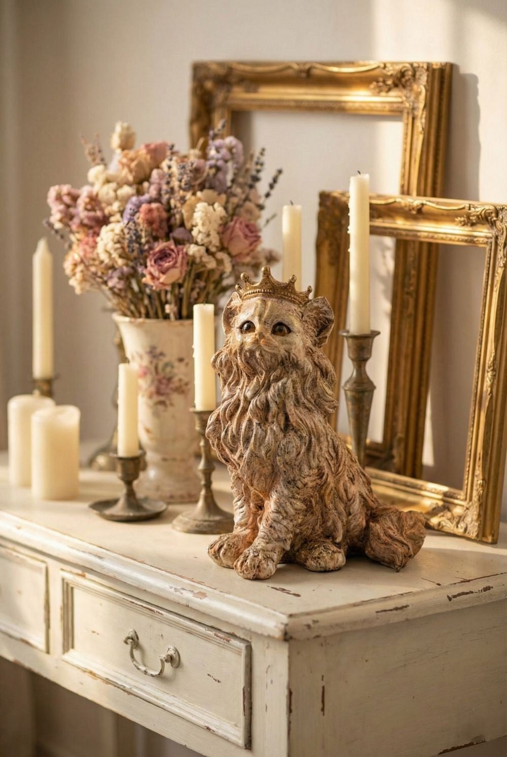 Figurine chat persan décoratif couronné beige ivoire et doré, style shabby chic romantique, décoration de charme poétique et féérique