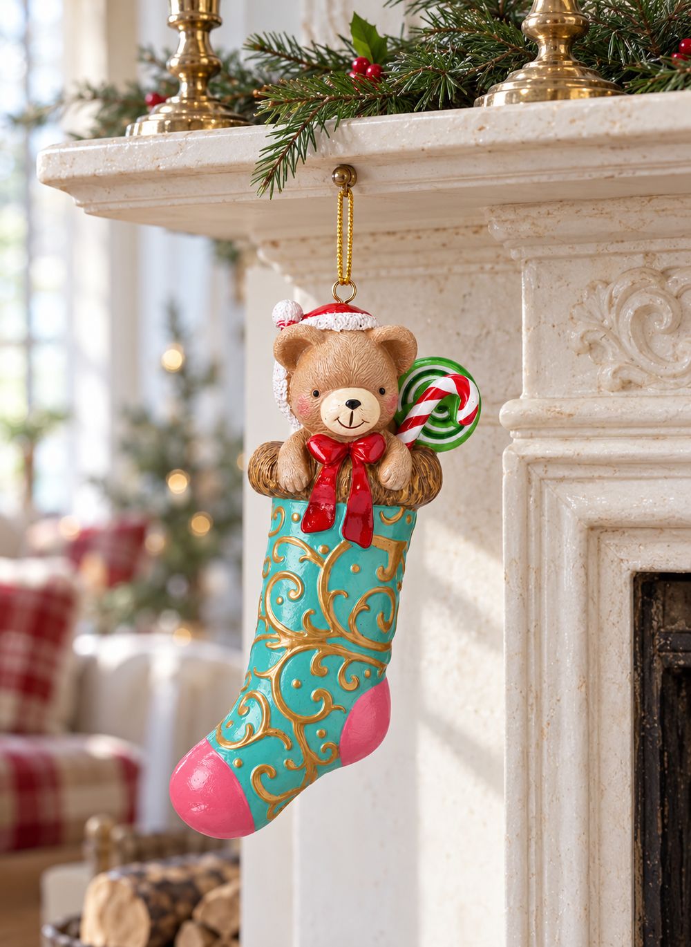 Chaussette de Noël à l’ourson dans une ambiance de Noël près de la cheminée