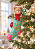 Chaussette de Noël à l’ourson suspendue dans un sapin décoré