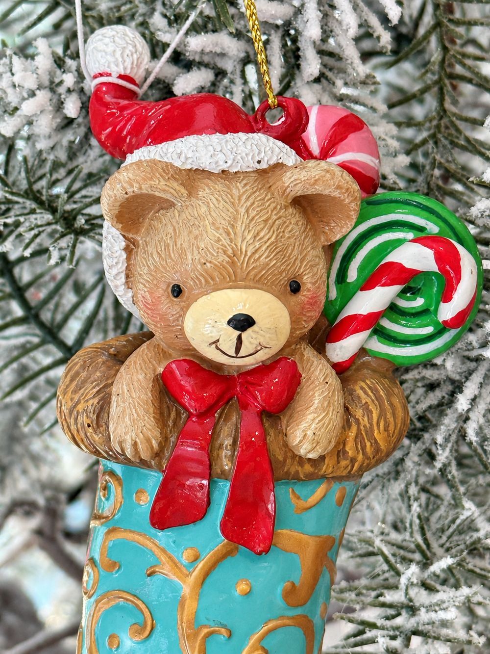 Détail du petit ourson et des ornements de la chaussette de Noël