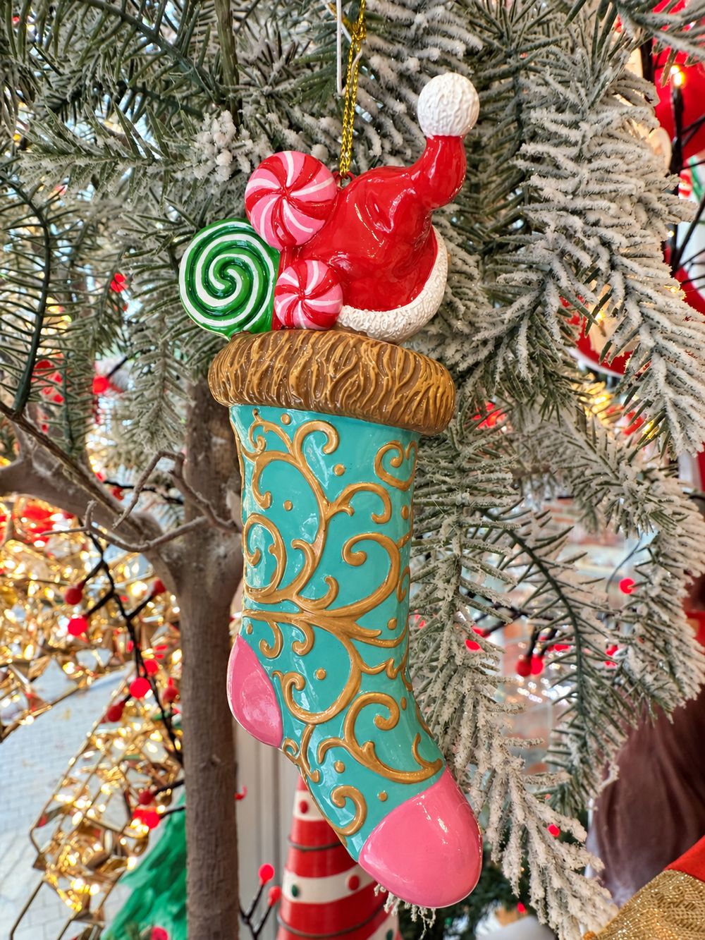 Chaussette de Noël à l’ourson, vue du dos dans le sapin