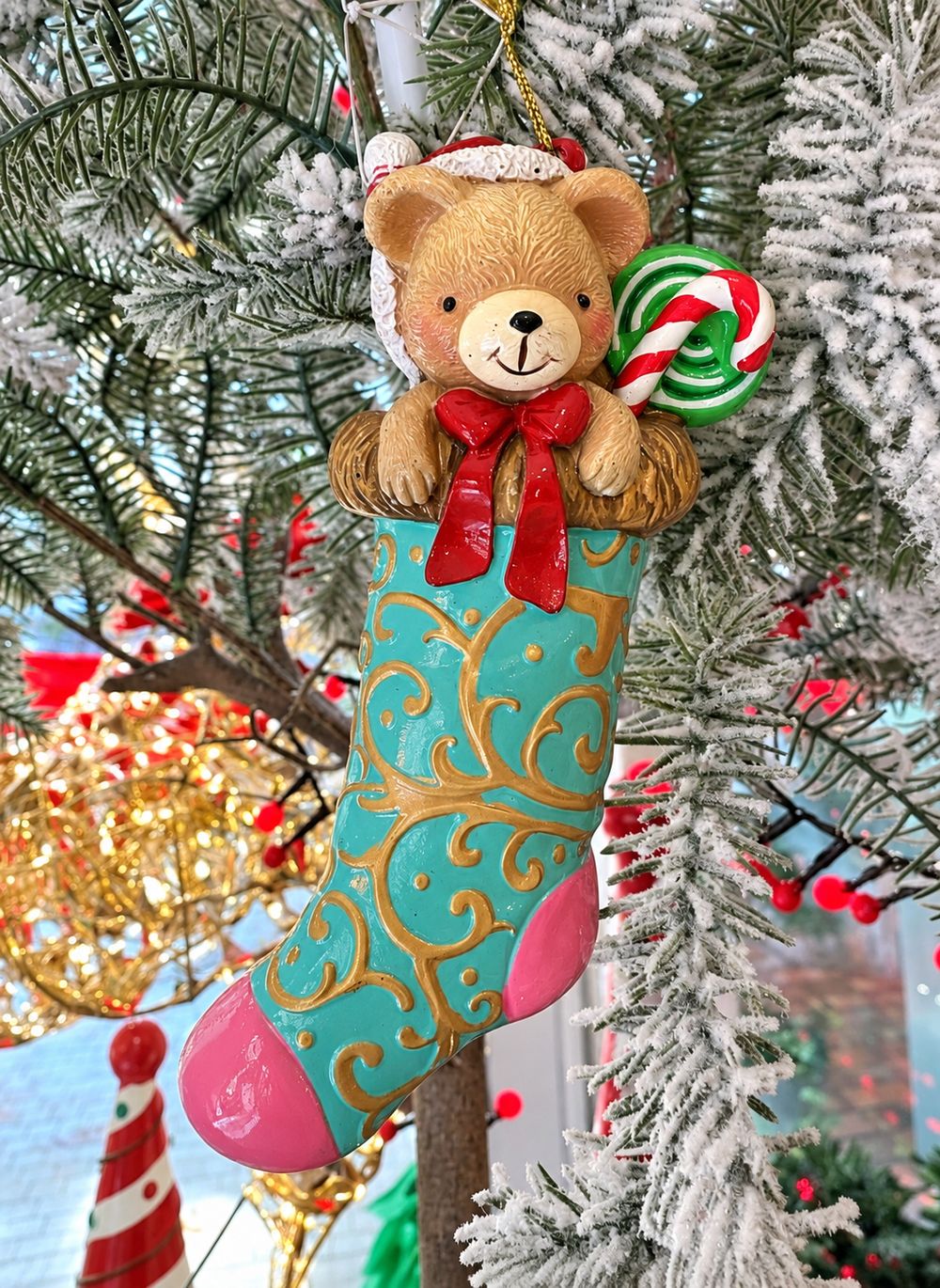 Chaussette de Noël à l’ourson, vue de face dans le sapin