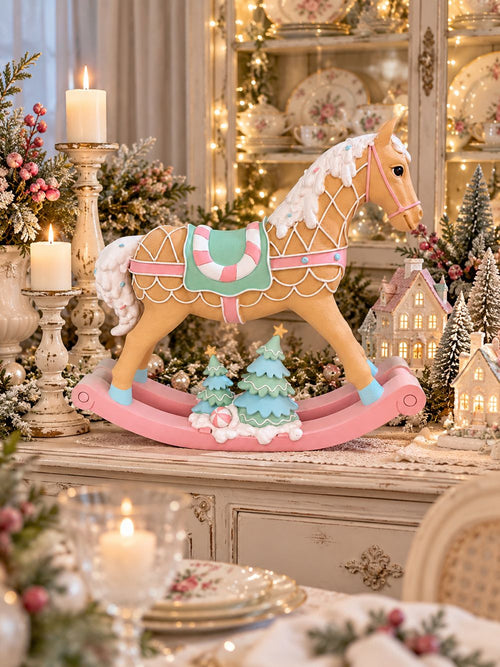 Grand cheval à bascule décoratif aux tons rose pastel, vert menthe, blanc et caramel, dans un style féérique et gourmand pour une décoration de Noël poétique.