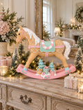 Grand cheval à bascule décoratif aux tons rose pastel, vert menthe, blanc et caramel, dans un style féérique et gourmand pour une décoration de Noël poétique.