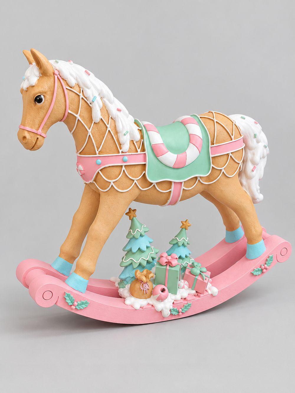 Grand cheval à bascule décoratif aux tons rose pastel, vert menthe, blanc et caramel, dans un style féérique et gourmand pour une décoration de Noël poétique.