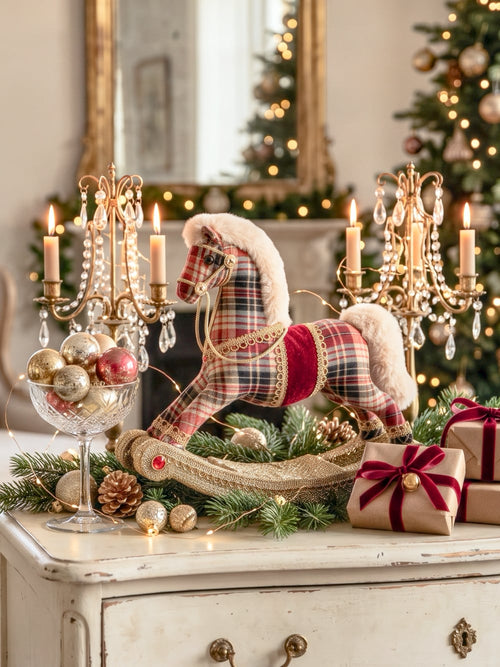 Cheval à bascule décoratif en tartan rouge et beige avec détails dorés, décoration de Noël traditionnelle au charme vintage