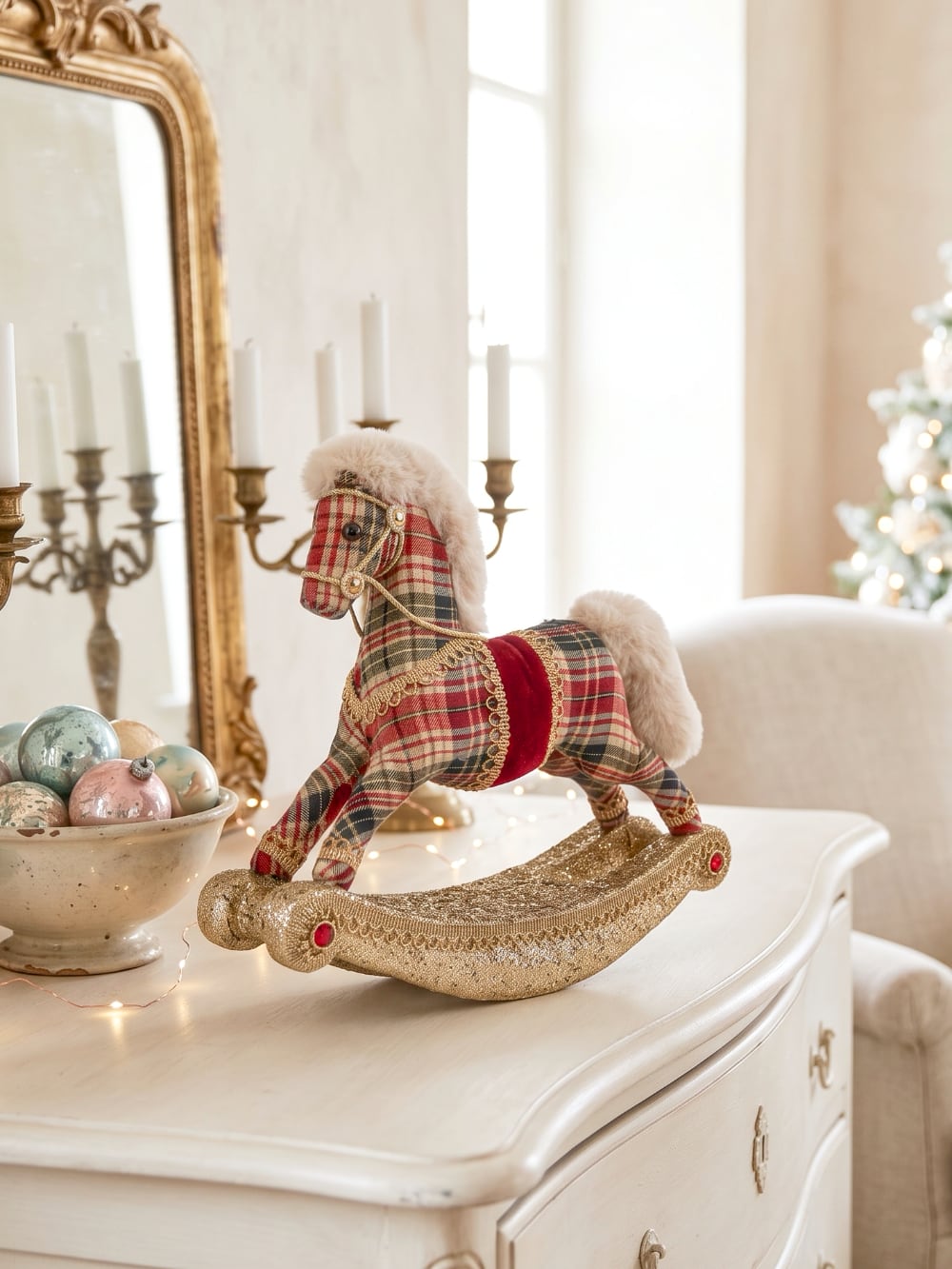 Cheval à bascule décoratif en tartan rouge et beige avec détails dorés, décoration de Noël traditionnelle au charme vintage