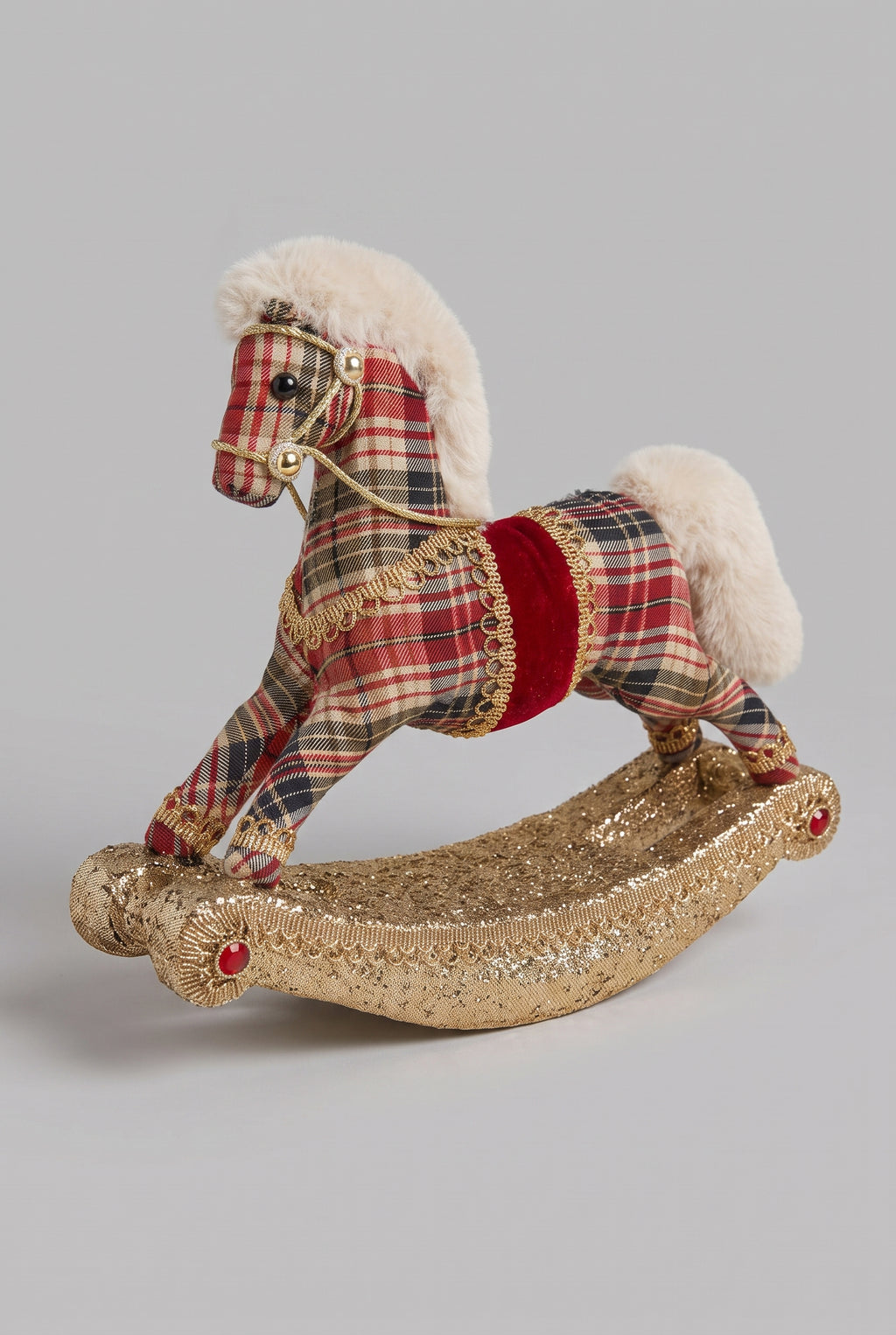 Cheval à bascule décoratif en tartan rouge et beige avec détails dorés, décoration de Noël traditionnelle au charme vintage
