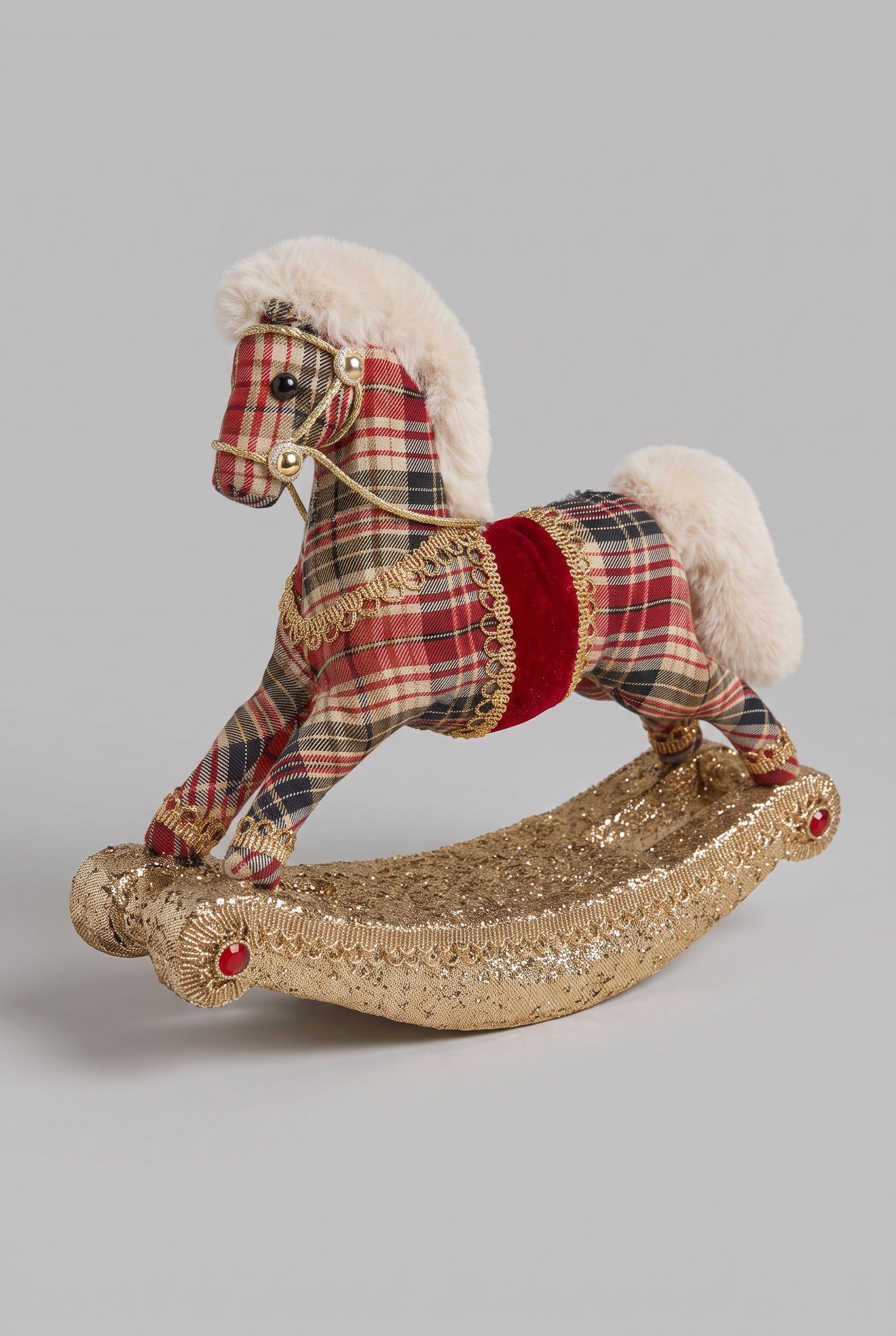 Cheval à bascule décoratif en tartan rouge et beige avec détails dorés, décoration de Noël traditionnelle au charme vintage