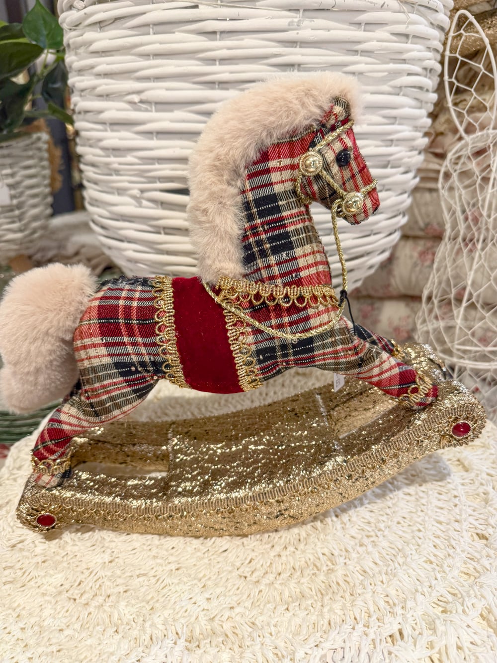 Cheval à bascule décoratif en tartan rouge et beige avec détails dorés, décoration de Noël traditionnelle au charme vintage