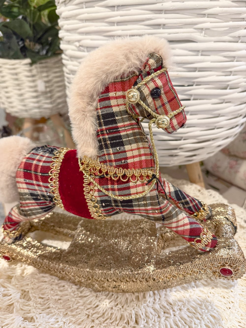 Cheval à bascule décoratif en tartan rouge et beige avec détails dorés, décoration de Noël traditionnelle au charme vintage
