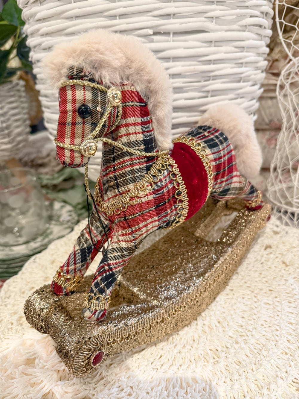 Cheval à bascule décoratif en tartan rouge et beige avec détails dorés, décoration de Noël traditionnelle au charme vintage