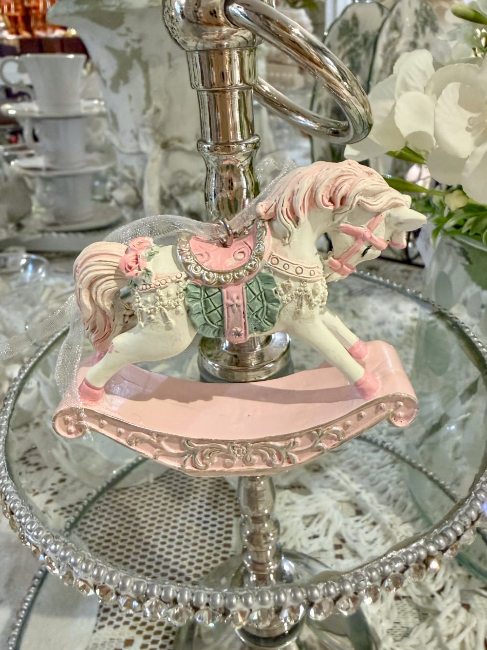 Petit cheval à bascule de Noël à suspendre dans les tons rose poudré, crème et vert tendre, décoration shabby chic romantique et poétique