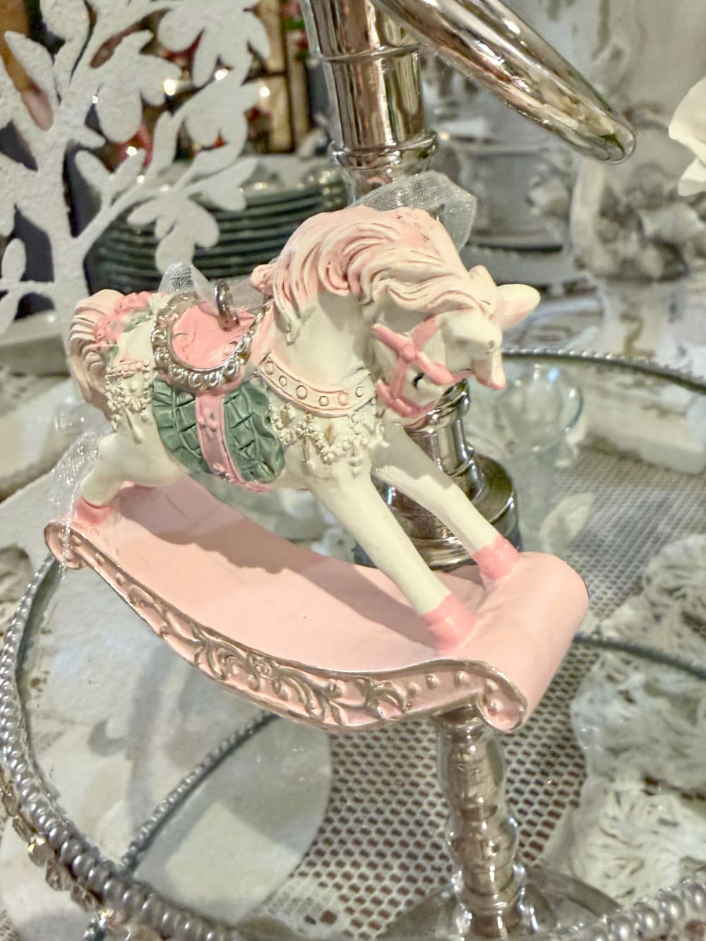 Petit cheval à bascule de Noël à suspendre dans les tons rose poudré, crème et vert tendre, décoration shabby chic romantique et poétique