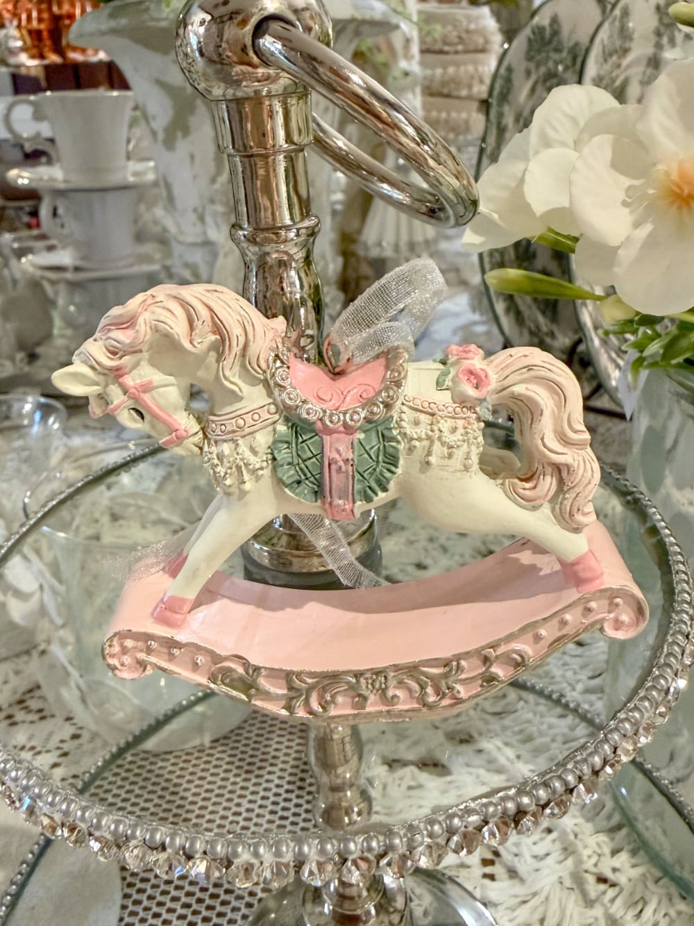 Petit cheval à bascule de Noël à suspendre dans les tons rose poudré, crème et vert tendre, décoration shabby chic romantique et poétique