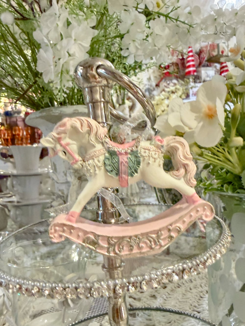 Petit cheval à bascule de Noël à suspendre dans les tons rose poudré, crème et vert tendre, décoration shabby chic romantique et poétique