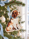 Suspension chien victorien accrochée dans un sapin décoré de boules nacrées et de rubans bleu pâle.