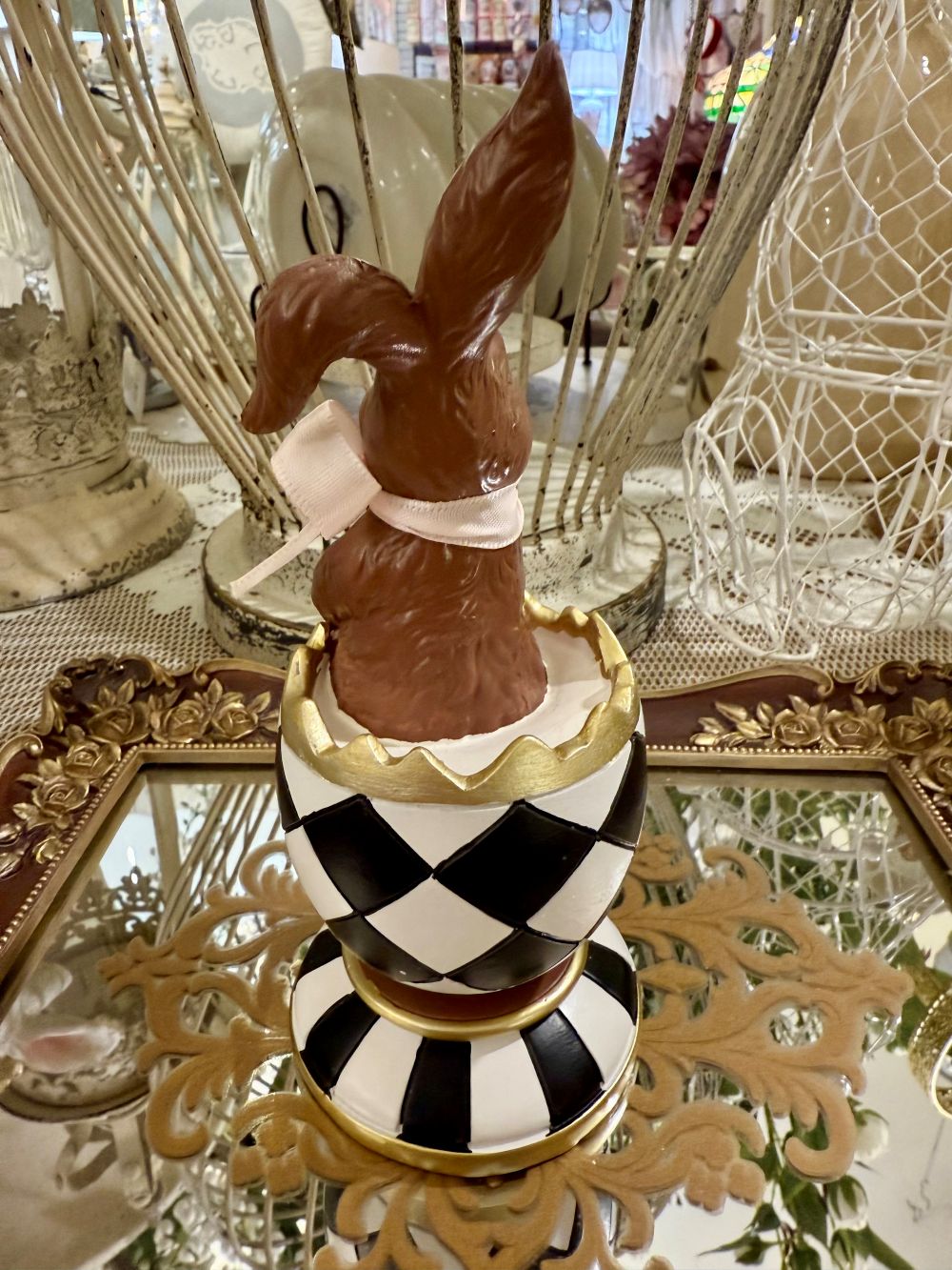 Figurine Choco-Lapin Royal pour décoration de Pâques, tons chocolat et beige, style shabby chic romantique, ambiance poétique et printanière