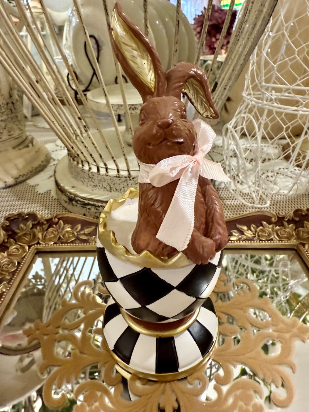 Figurine Choco-Lapin Royal pour décoration de Pâques, tons chocolat et beige, style shabby chic romantique, ambiance poétique et printanière