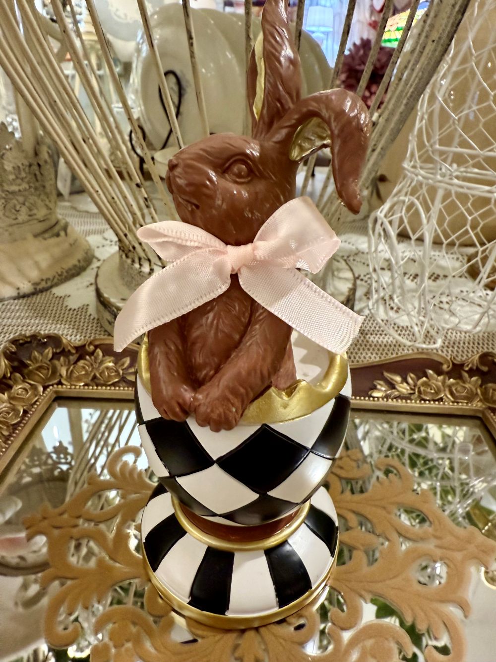Figurine Choco-Lapin Royal pour décoration de Pâques, tons chocolat et beige, style shabby chic romantique, ambiance poétique et printanière