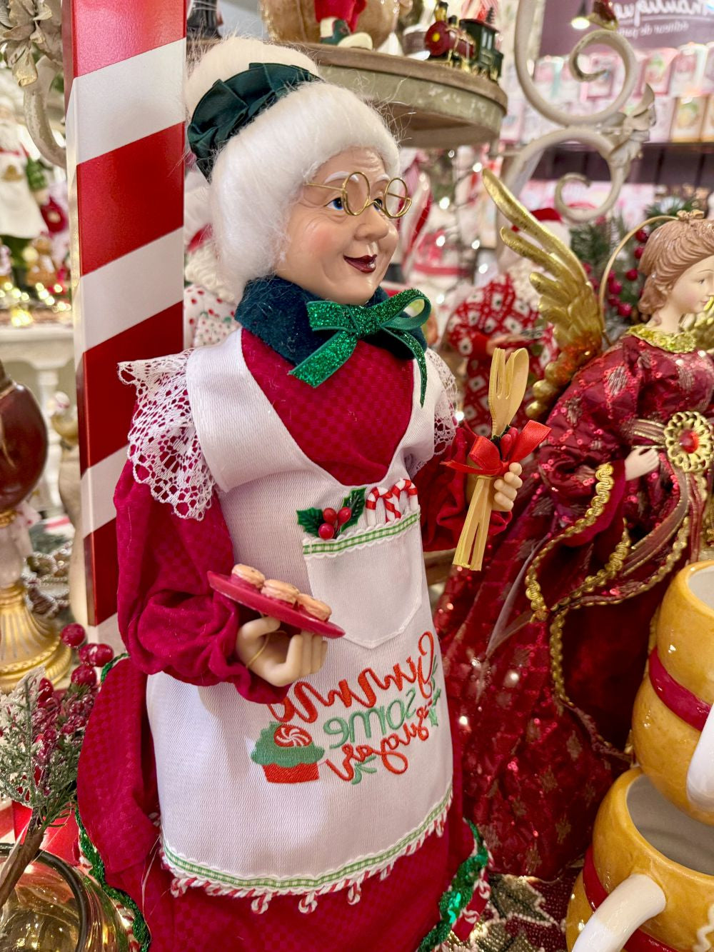 Cimier de sapin Mère Noël de 45 cm, vêtue de rouge avec un tablier blanc brodé, style pâtissier et shabby chic, parfait pour une ambiance de Noël chaleureuse et féérique