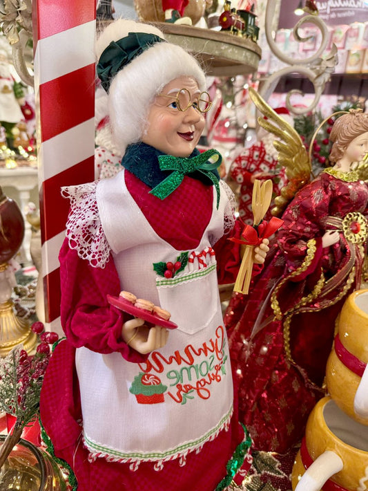 Cimier de sapin Mère Noël de 45 cm, vêtue de rouge avec un tablier blanc brodé, style pâtissier et shabby chic, parfait pour une ambiance de Noël chaleureuse et féérique