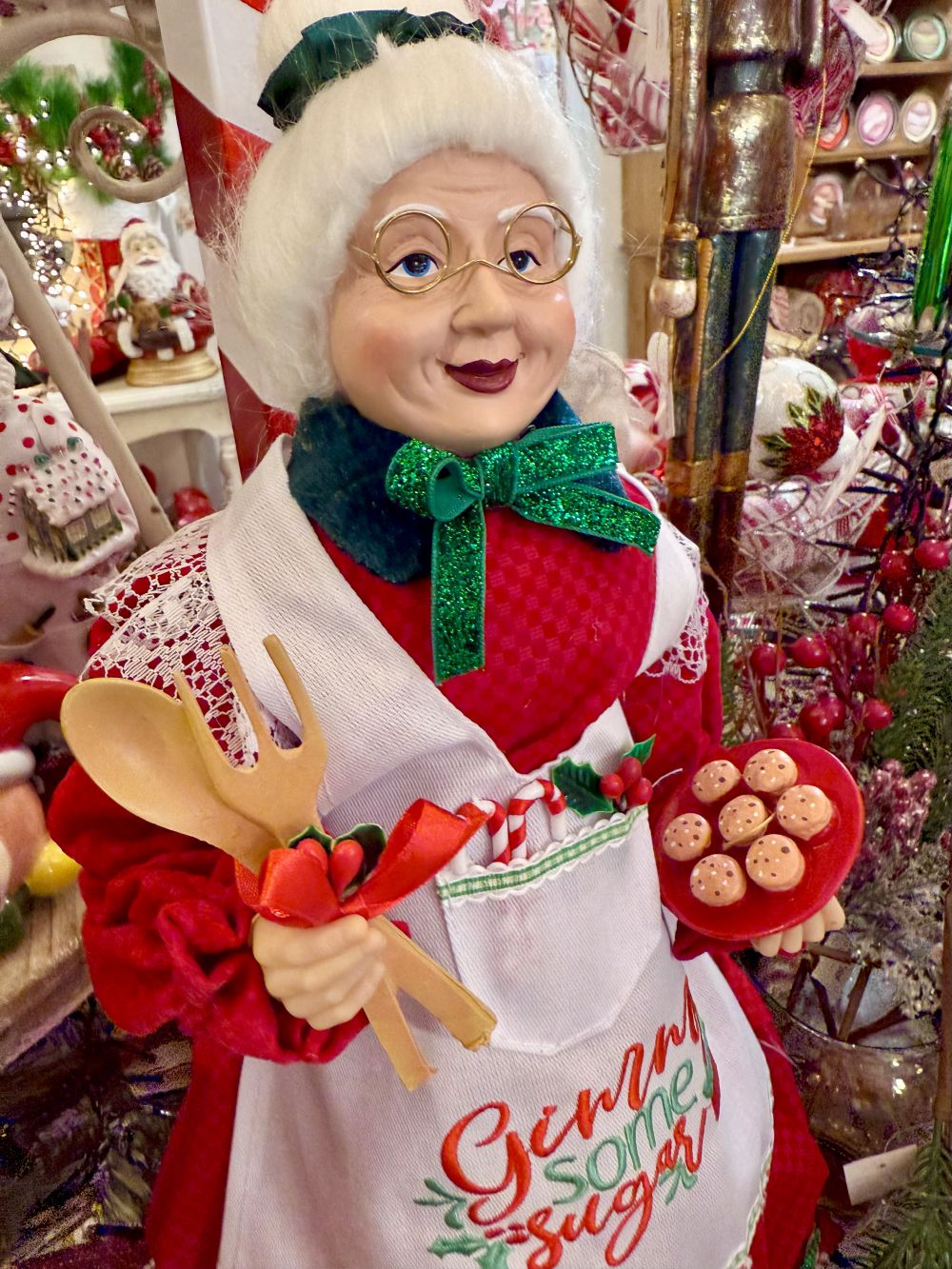Cimier de sapin Mère Noël de 45 cm, vêtue de rouge avec un tablier blanc brodé, style pâtissier et shabby chic, parfait pour une ambiance de Noël chaleureuse et féérique