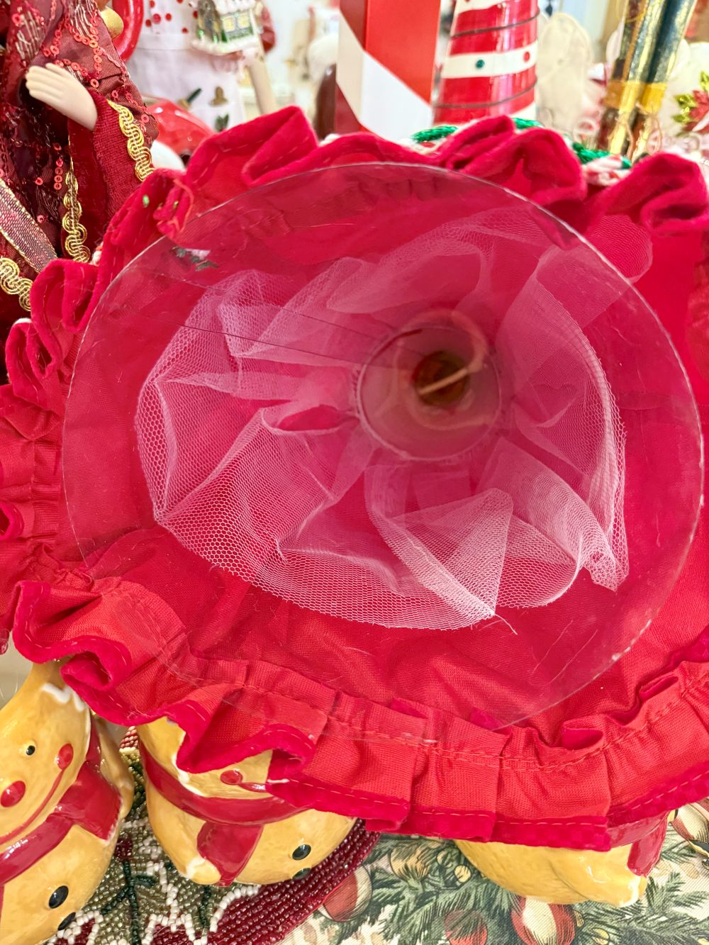 Cimier de sapin Mère Noël de 45 cm, vêtue de rouge avec un tablier blanc brodé, style pâtissier et shabby chic, parfait pour une ambiance de Noël chaleureuse et féérique