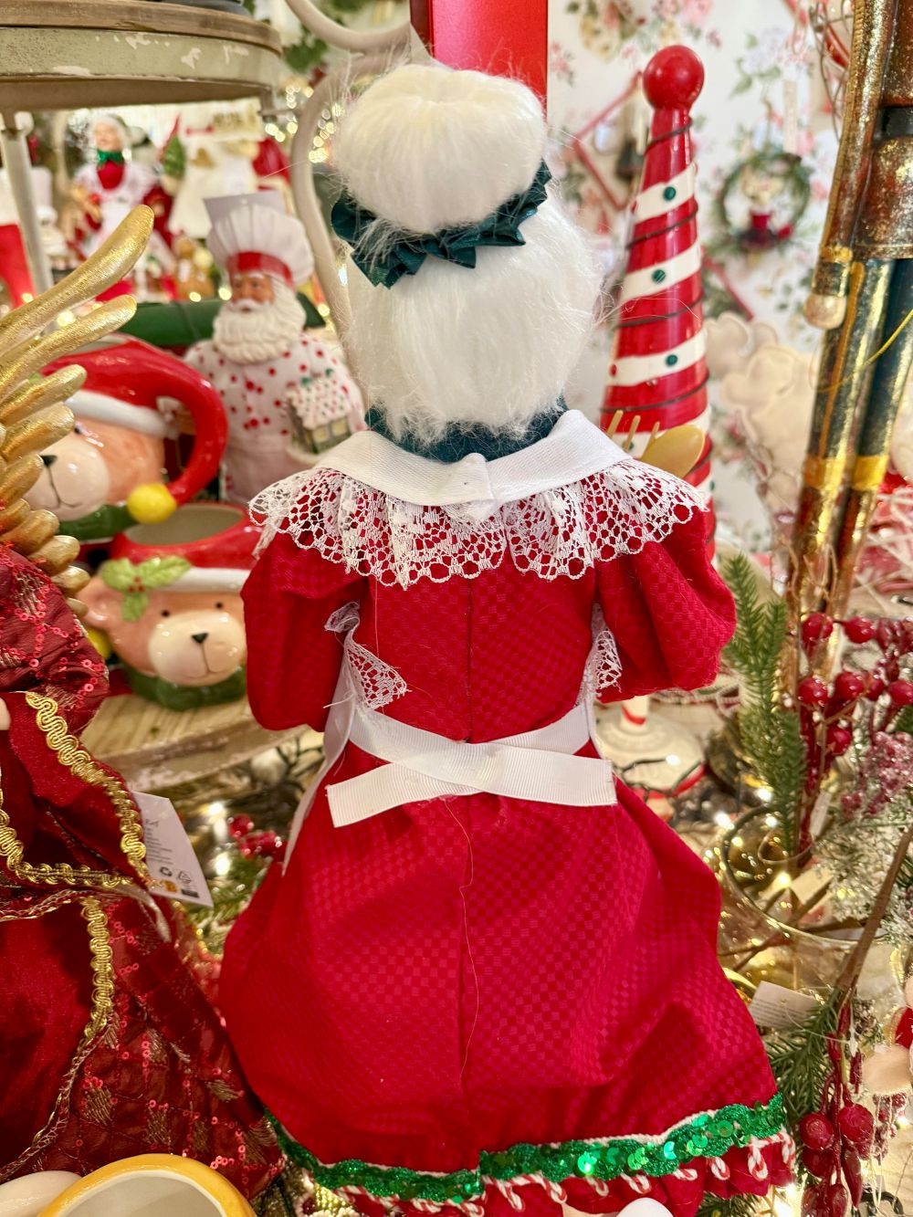 Cimier de sapin Mère Noël de 45 cm, vêtue de rouge avec un tablier blanc brodé, style pâtissier et shabby chic, parfait pour une ambiance de Noël chaleureuse et féérique