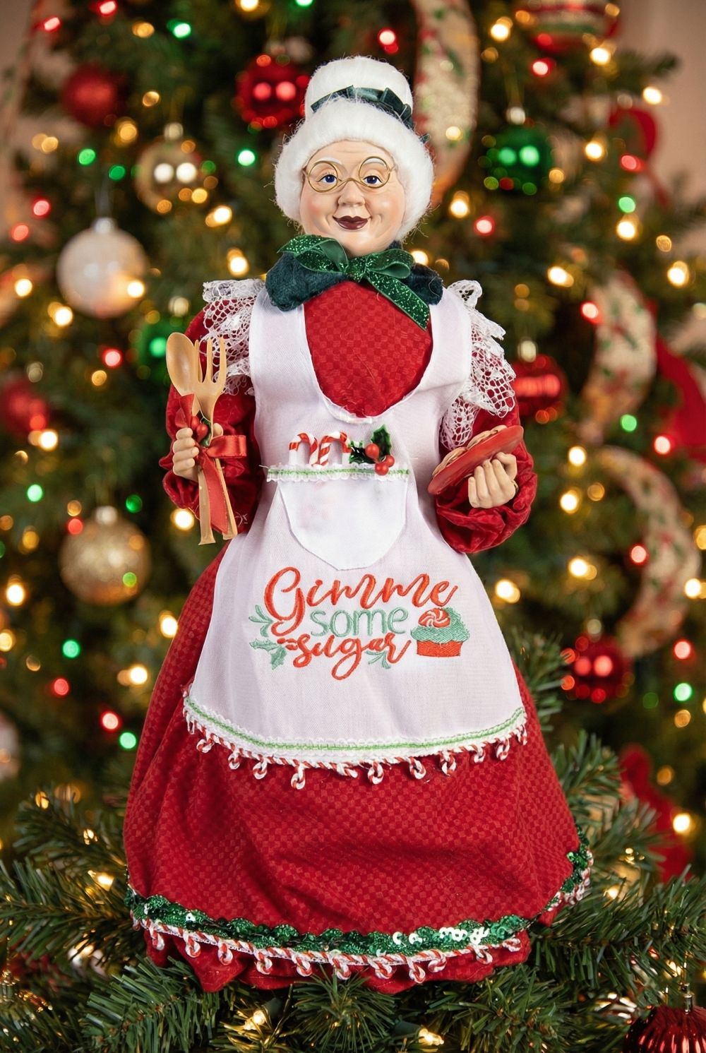 Cimier de sapin Mère Noël de 45 cm, vêtue de rouge avec un tablier blanc brodé, style pâtissier et shabby chic, parfait pour une ambiance de Noël chaleureuse et féérique