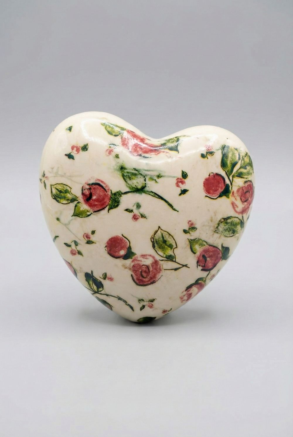 Cœur décoratif en terre cuite 11x10 cm motif liberty crème, rouge rosé et vert, style décoration romantique shabby chic ambiance maison de charme