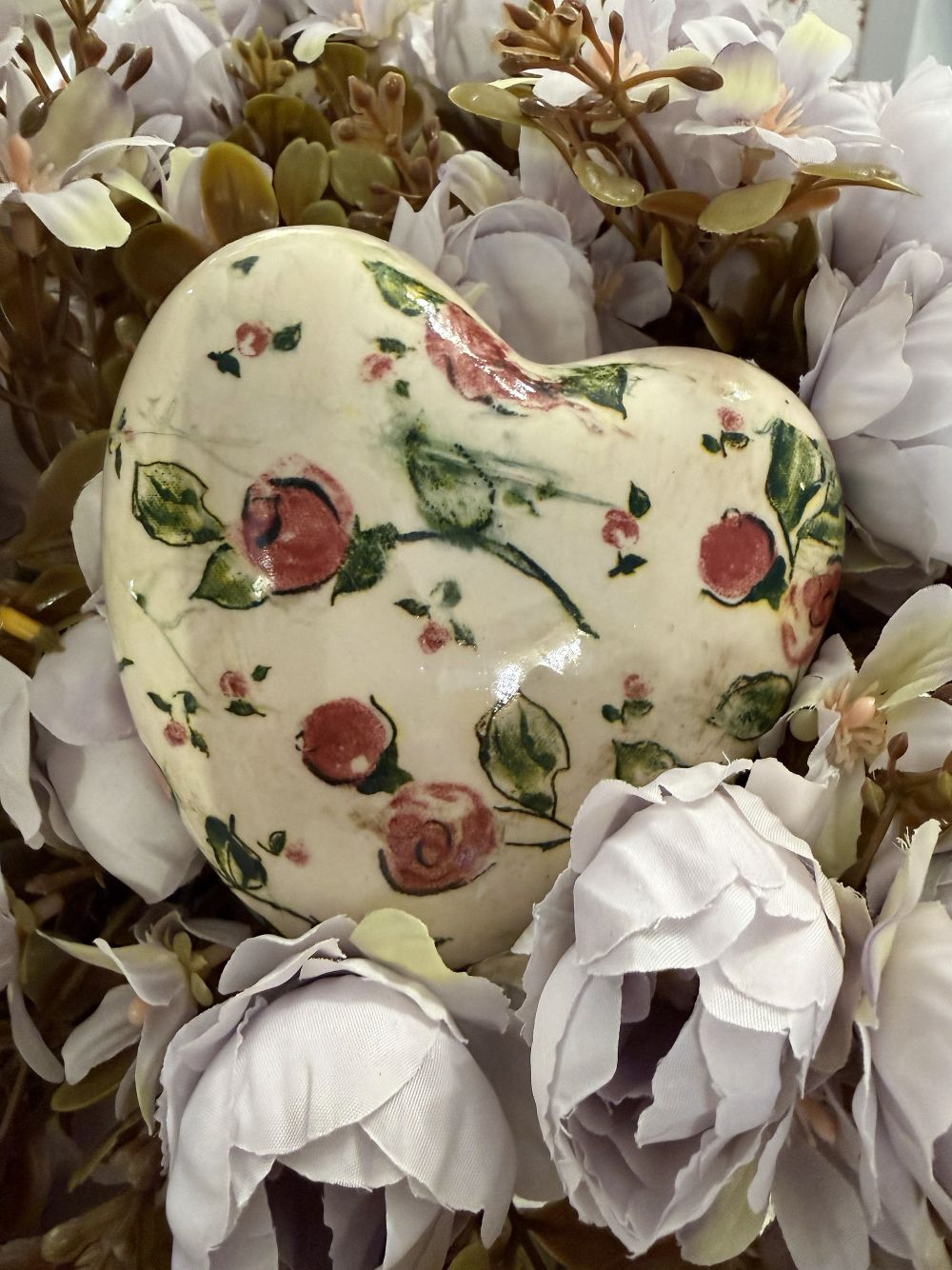 Cœur décoratif en terre cuite 11x10 cm motif liberty crème, rouge rosé et vert, style décoration romantique shabby chic ambiance maison de charme