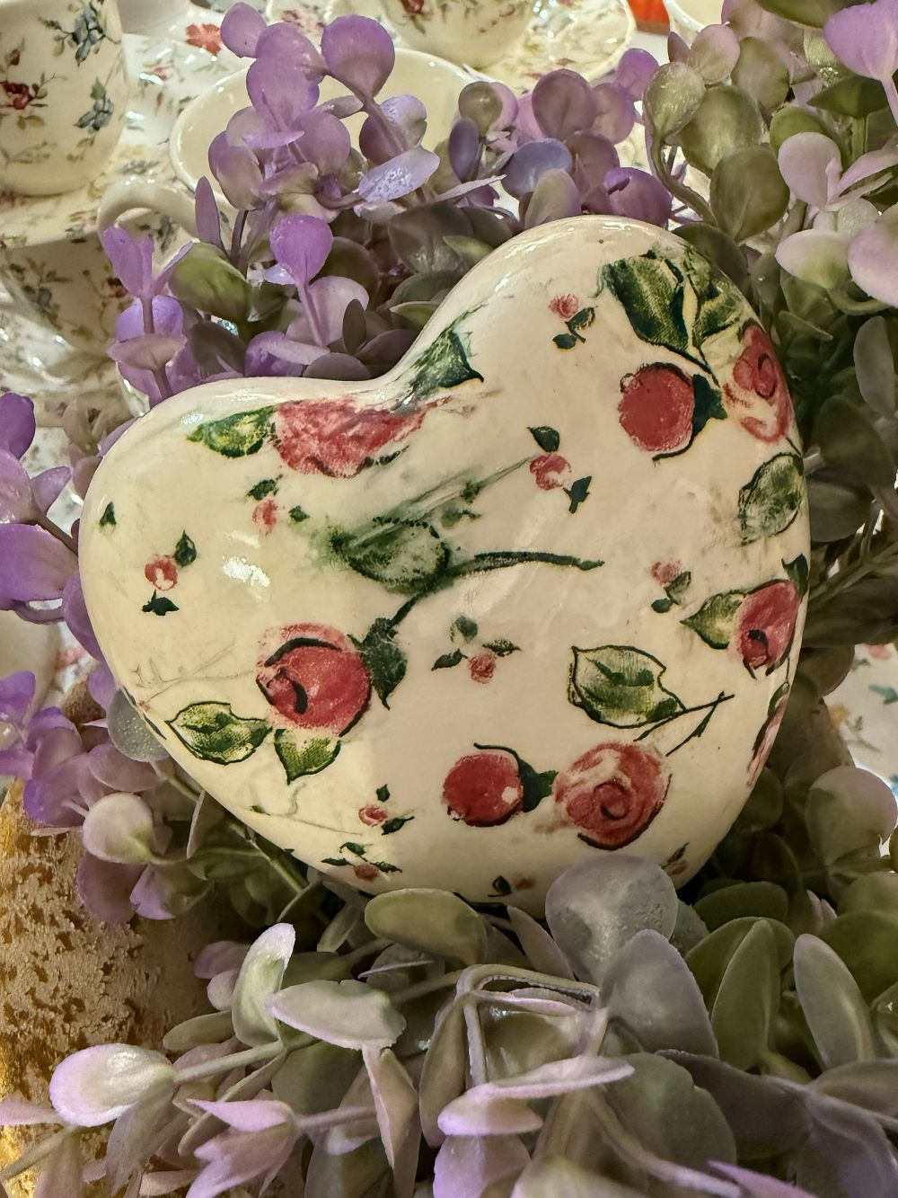 Cœur décoratif en terre cuite 11x10 cm motif liberty crème, rouge rosé et vert, style décoration romantique shabby chic ambiance maison de charme