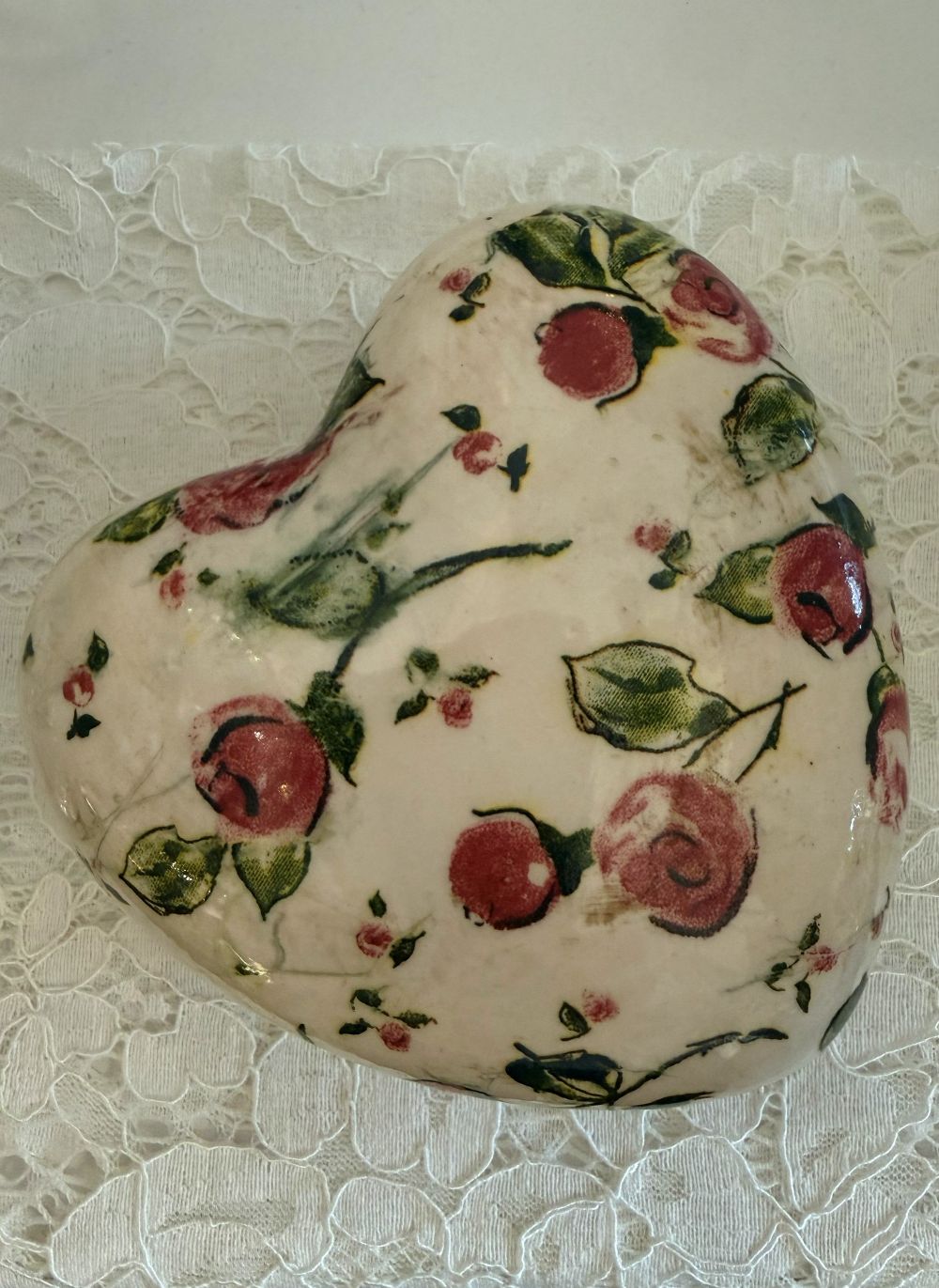 Cœur décoratif en terre cuite 11x10 cm motif liberty crème, rouge rosé et vert, style décoration romantique shabby chic ambiance maison de charme