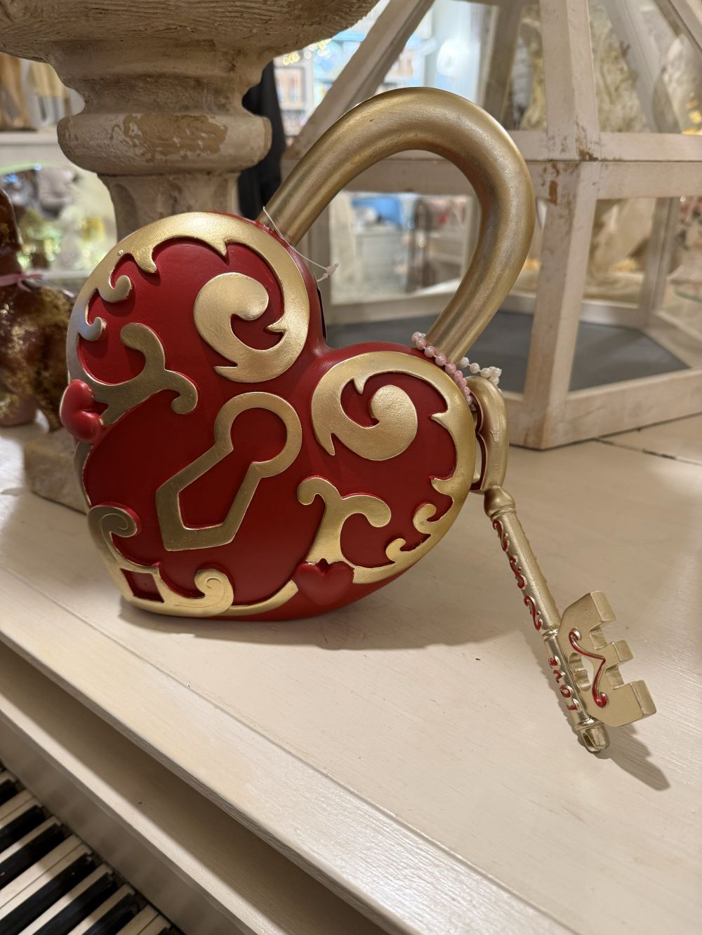 Cœur décoratif romantique rouge et doré avec clé, accessoire de décoration shabby chic et poétique, ambiance féérique et décoration de charme