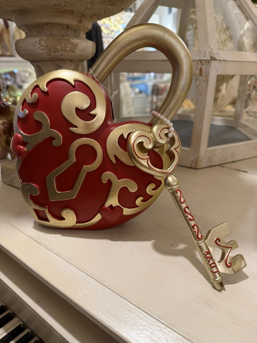 Cœur décoratif romantique rouge et doré avec clé, accessoire de décoration shabby chic et poétique, ambiance féérique et décoration de charme