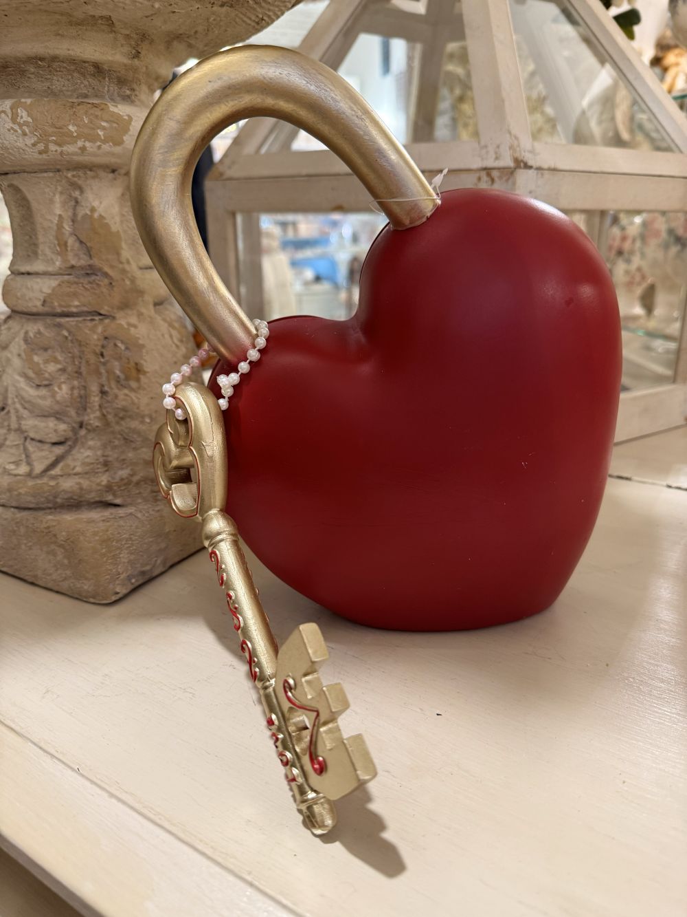 Cœur décoratif romantique rouge et doré avec clé, accessoire de décoration shabby chic et poétique, ambiance féérique et décoration de charme