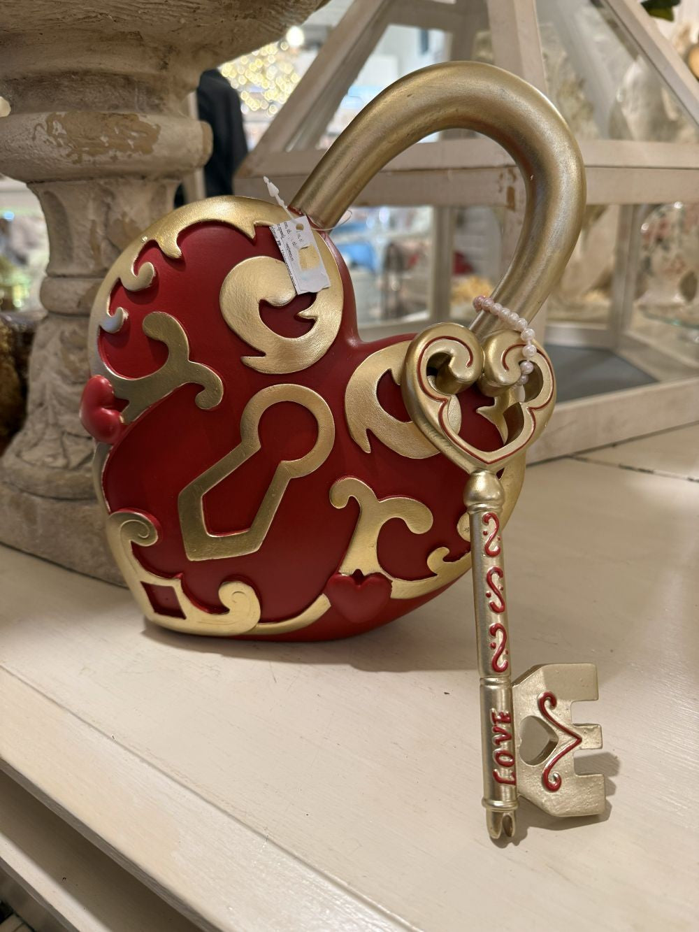 Cœur décoratif romantique rouge et doré avec clé, accessoire de décoration shabby chic et poétique, ambiance féérique et décoration de charme