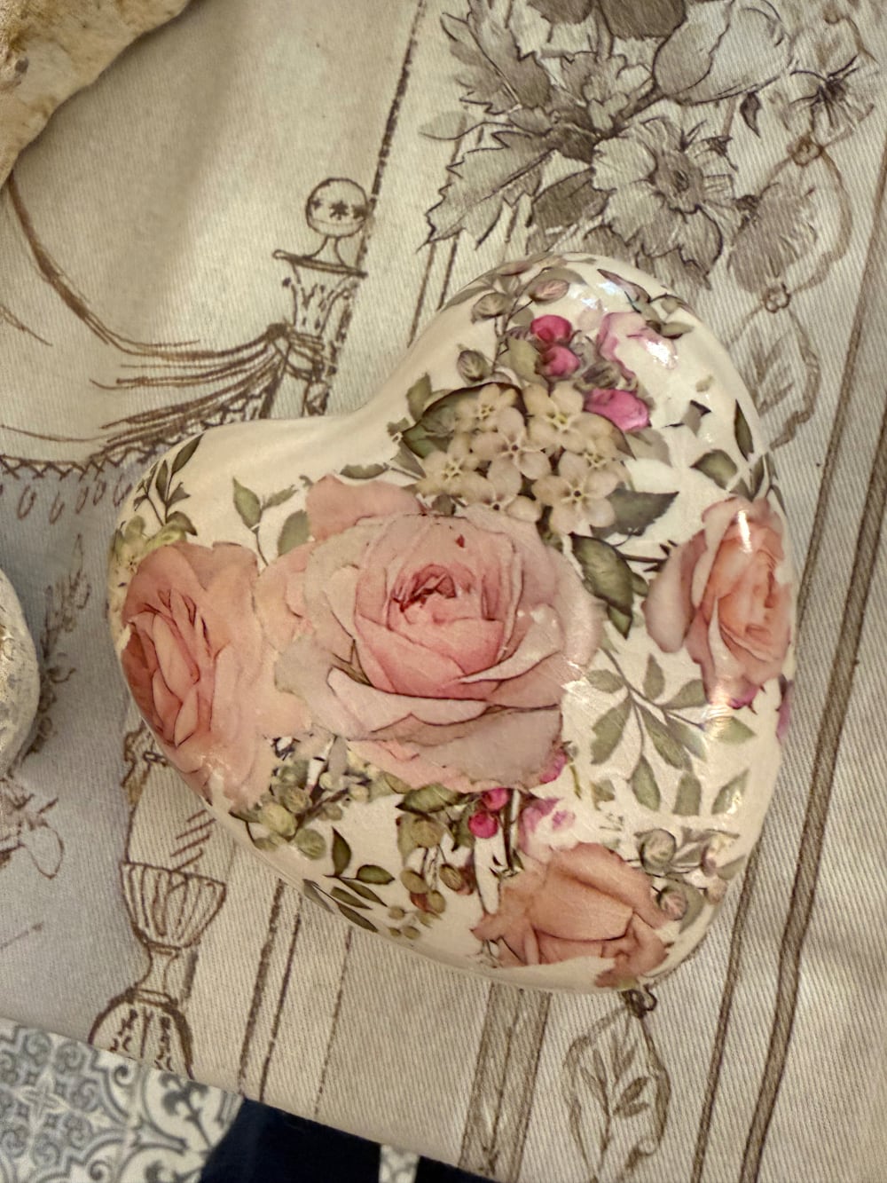 Cœur décoratif en terre cuite orné de roses anglaises roses et feuillage vert, décoration romantique shabby chic pour intérieur de charme