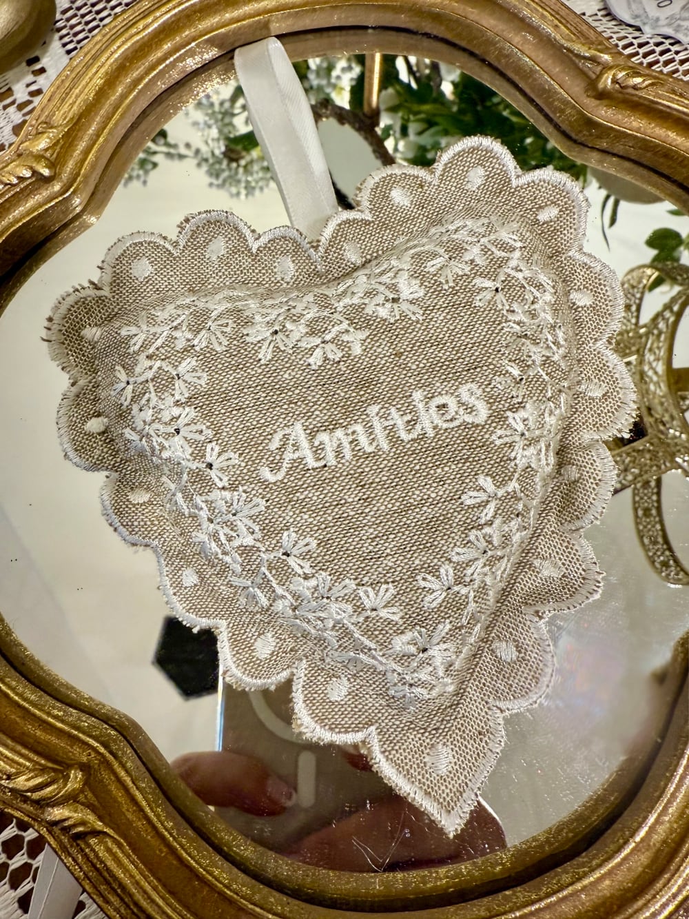 Cœur parfumé à la lavande en lin beige brodé Amitiés avec dentelle blanche style décoration romantique shabby chic ambiance douce et chaleureuse