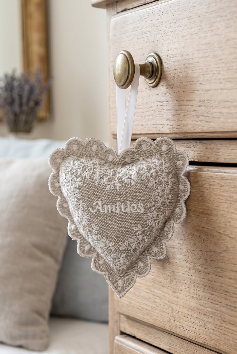Cœur parfumé à la lavande en lin beige brodé Amitiés avec dentelle blanche style décoration romantique shabby chic ambiance douce et chaleureuse