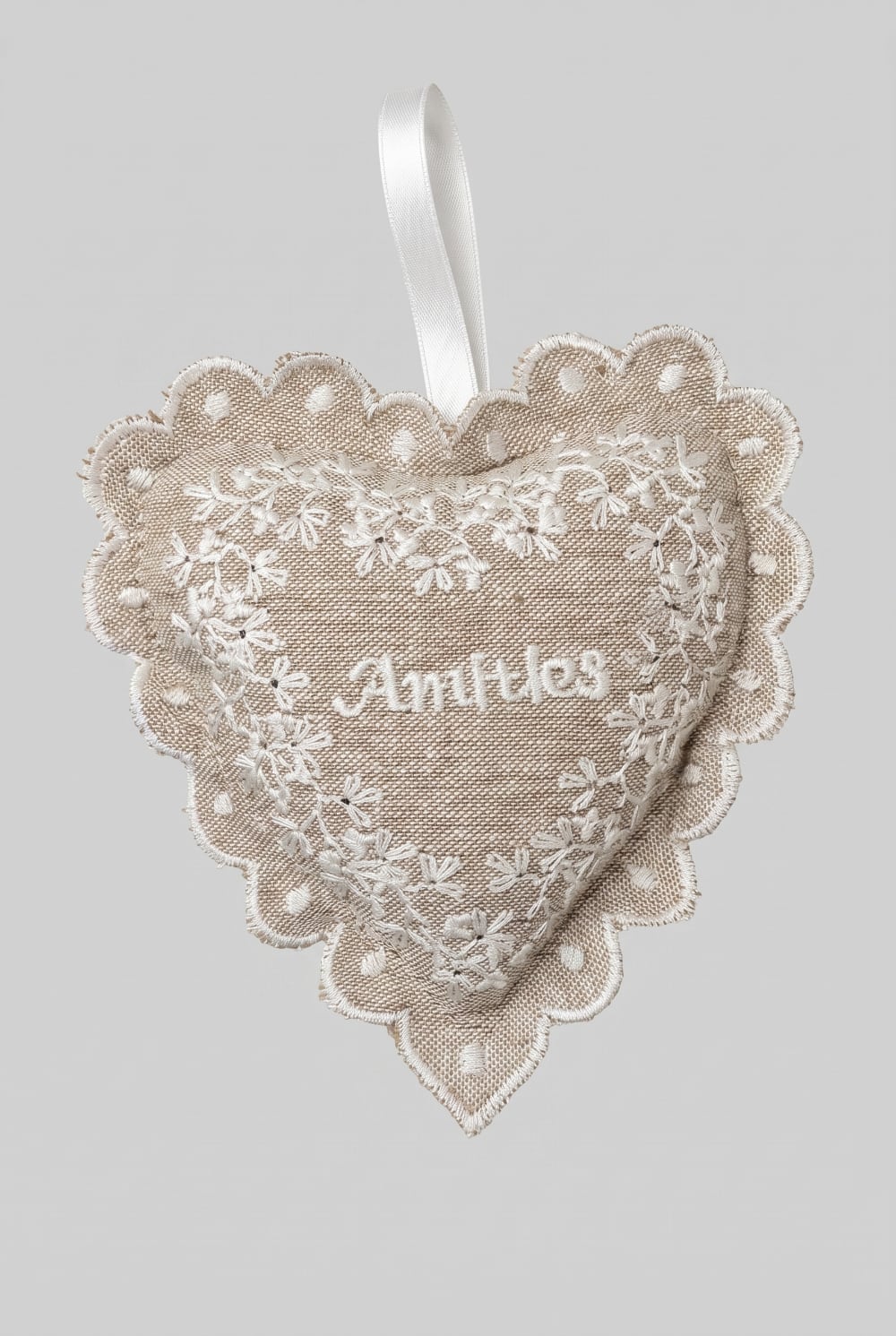 Cœur parfumé à la lavande en lin beige brodé Amitiés avec dentelle blanche style décoration romantique shabby chic ambiance douce et chaleureuse