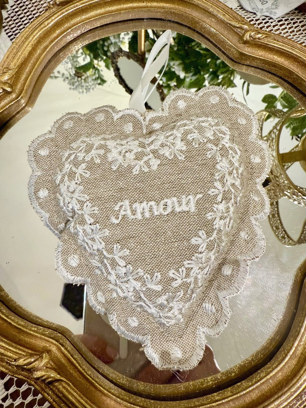 Cœur parfumé à la lavande en lin beige brodé Amour avec dentelle blanche style décoration romantique shabby chic ambiance douce et poétique