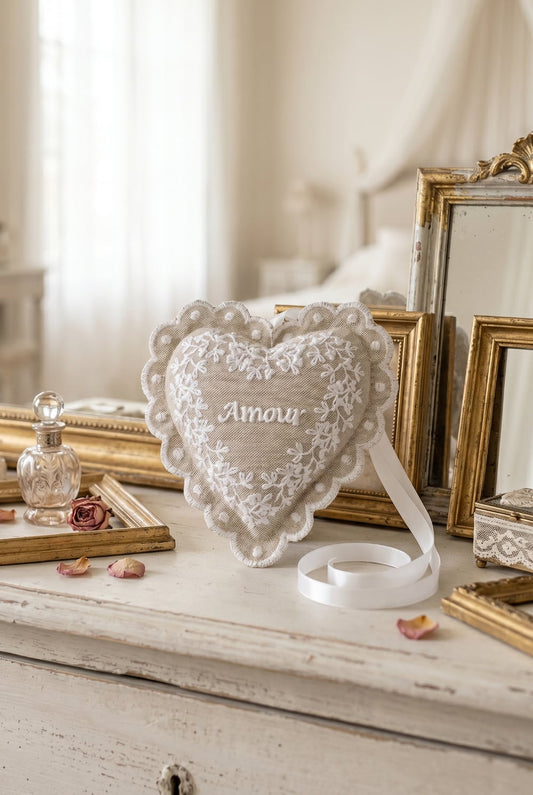 Cœur parfumé à la lavande en lin beige brodé Amour avec dentelle blanche style décoration romantique shabby chic ambiance douce et poétique